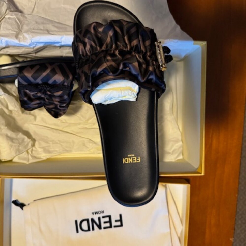 Fendi Slides Size 7.